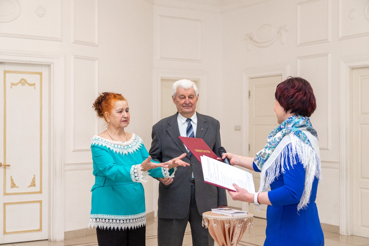 В Липецком городском отделении "Союза женщин Липецкой области" чествовали липчан, отметивших 65 лет супружеской жизни