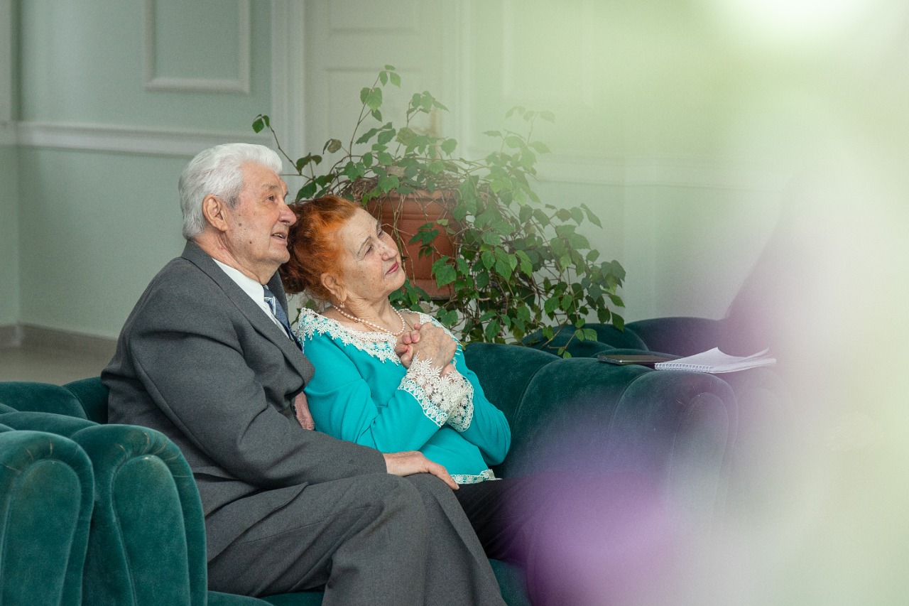 В Липецком городском отделении "Союза женщин Липецкой области" чествовали липчан, отметивших 65 лет супружеской жизни