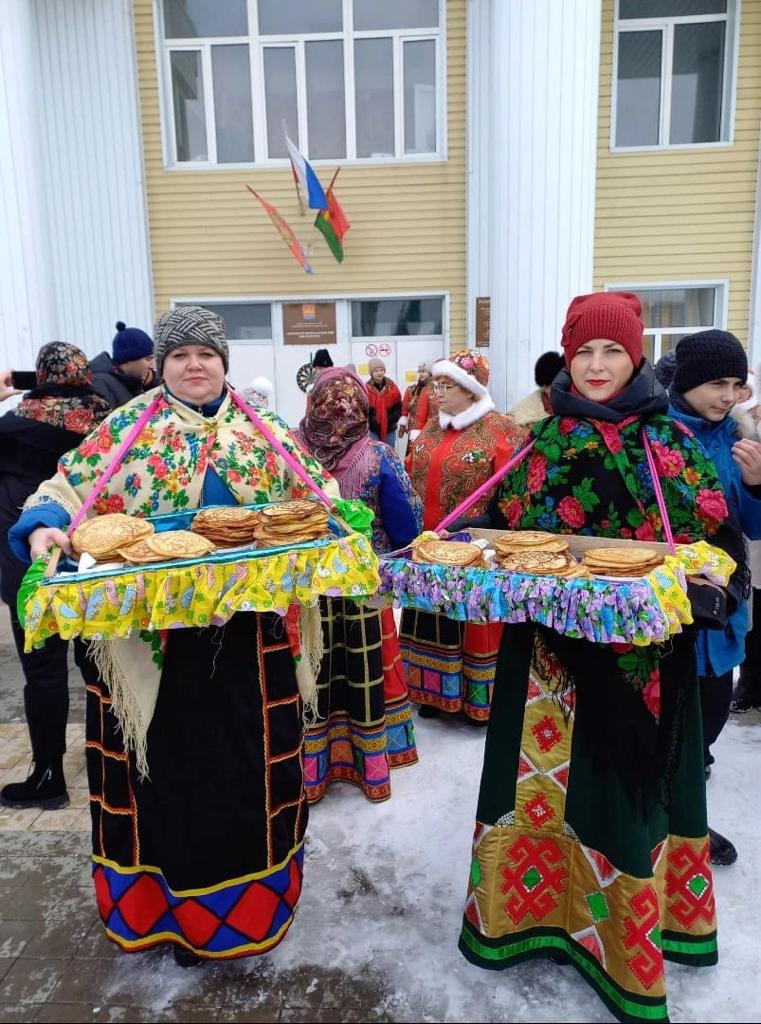 Сегодня жители всех поселений Добровского района провожали Масленицу