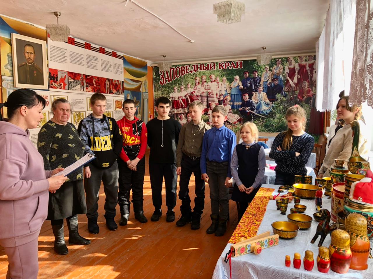 В селе Яблоново организовали выставку "Золотая хохлома"