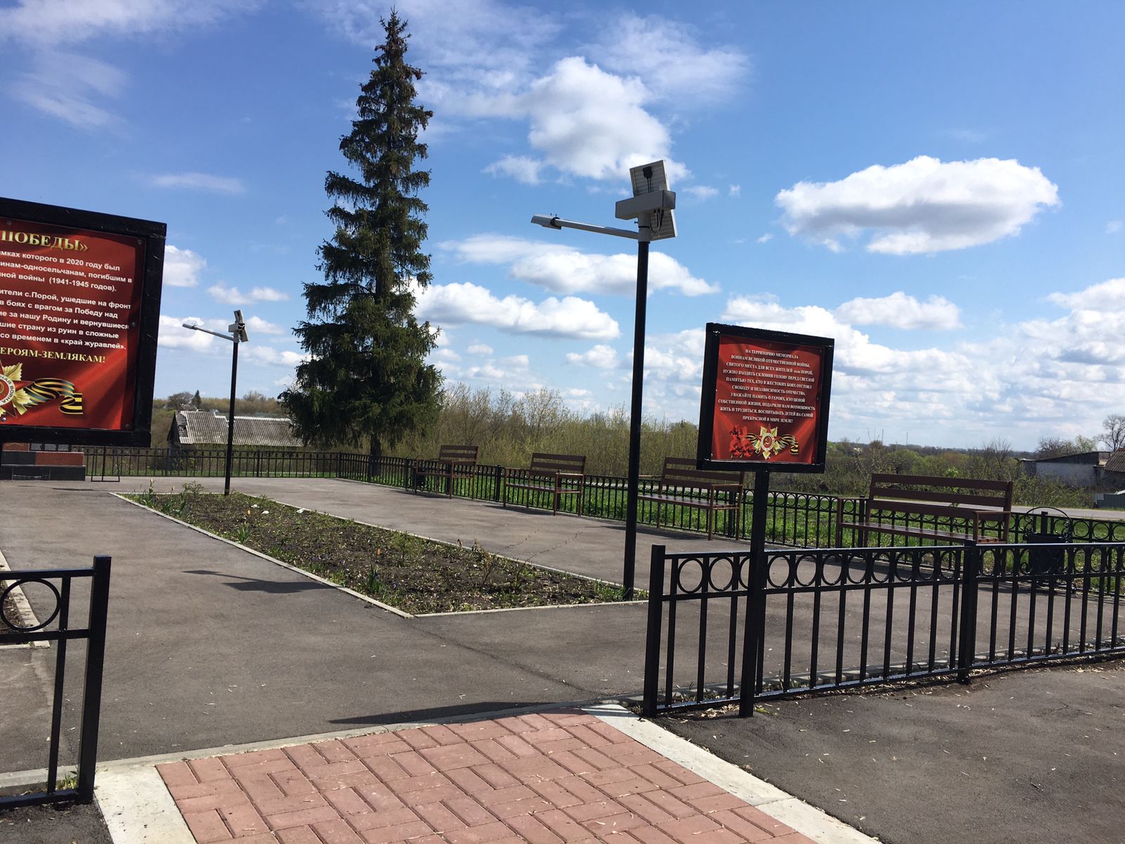 Женщины вместе с детьми привели в порядок детскую площадку в селе Порой