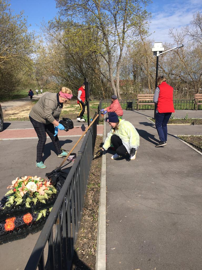 Женщины вместе с детьми привели в порядок детскую площадку в селе Порой