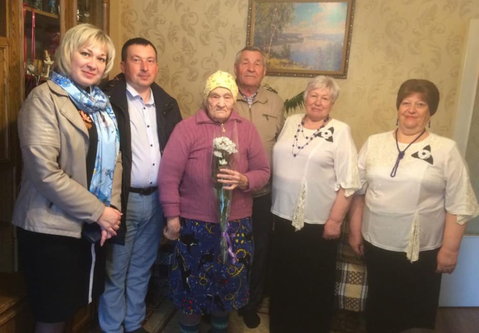 Поздравления с юбилеем принимала жительница поселка Краснинский, Краснинского района Лазарева Александра Николаевна