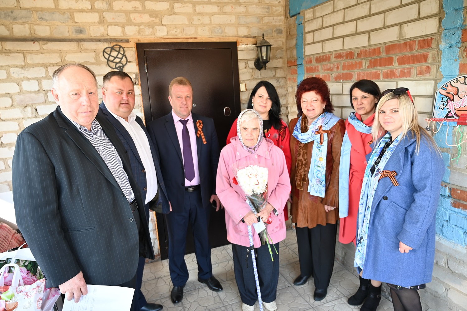 В преддверии 77-ой годовщины Победы Союзом женщин были приготовлены поздравительные адреса и памятные подарки.