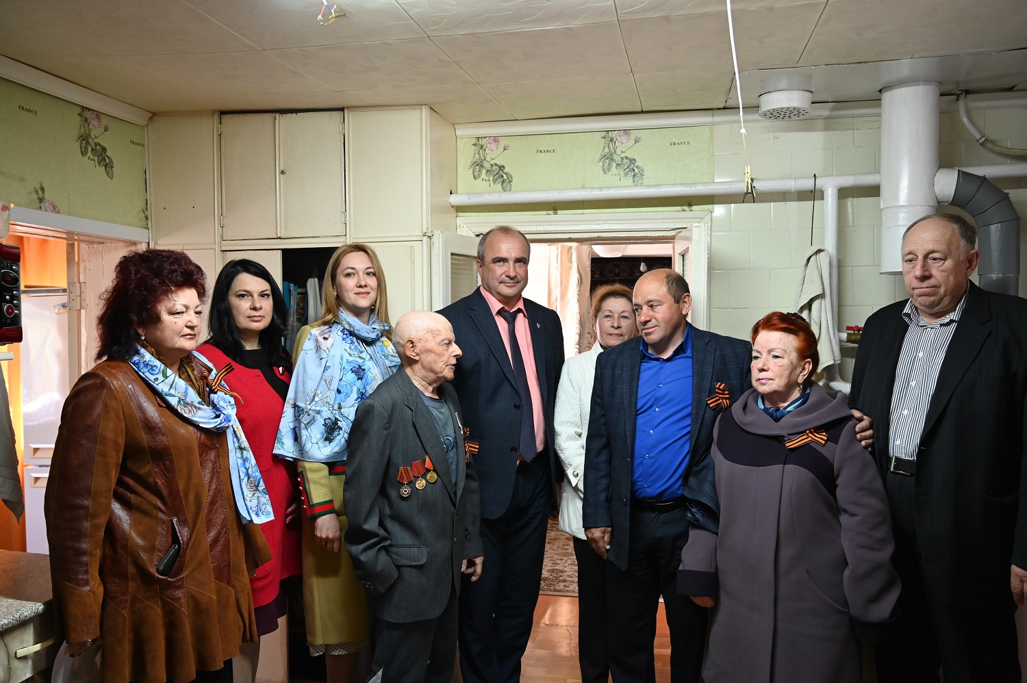 В преддверии 77-ой годовщины Победы Союзом женщин были приготовлены поздравительные адреса и памятные подарки.