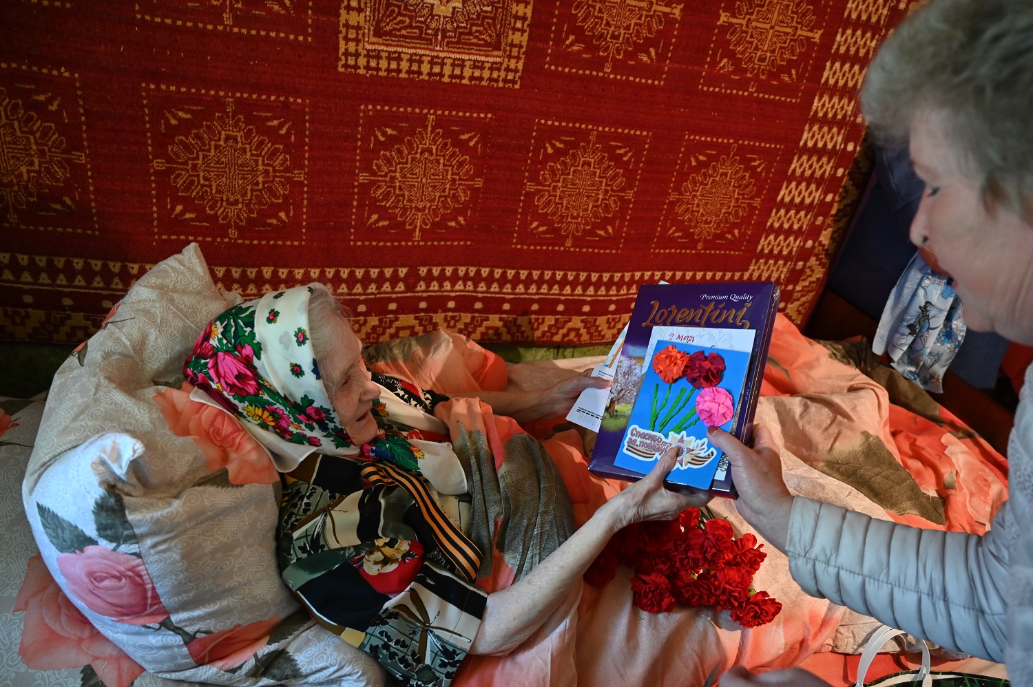 В преддверии 77-ой годовщины Победы Союзом женщин были приготовлены поздравительные адреса и памятные подарки.