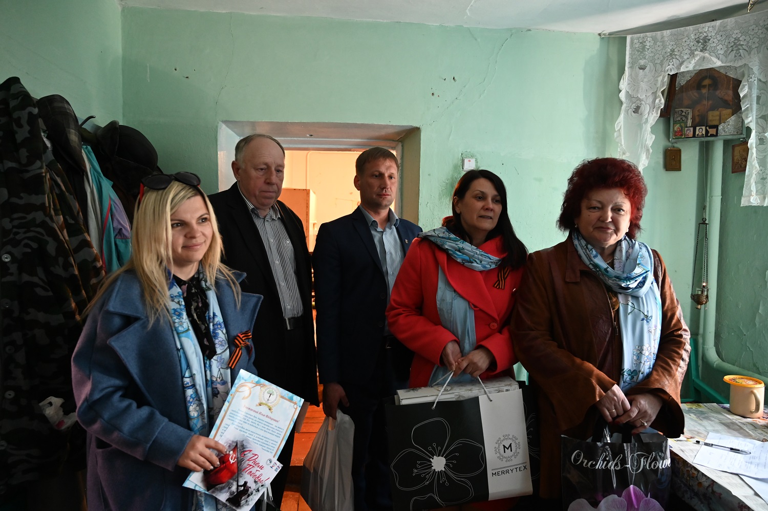 В преддверии 77-ой годовщины Победы Союзом женщин были приготовлены поздравительные адреса и памятные подарки.