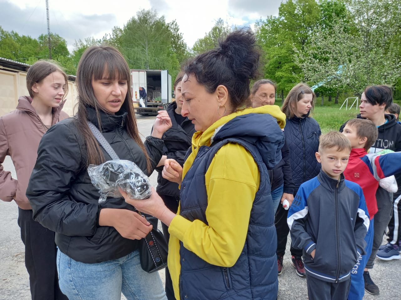 Елена Пронина и Светлана Тодорова в очередной раз посетили своих друзей в лагере "КЛЕН" с гуманитарной помощью