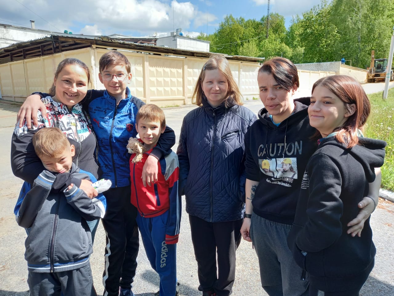 Елена Пронина и Светлана Тодорова в очередной раз посетили своих друзей в лагере "КЛЕН" с гуманитарной помощью
