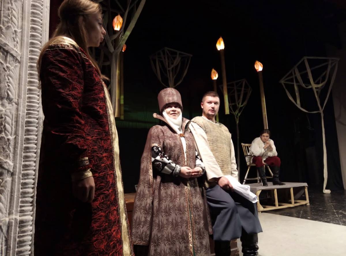 26 мая на сцене задонского Дома культуры состоялся показ спектакля "Сказ о Петре и Февронии"