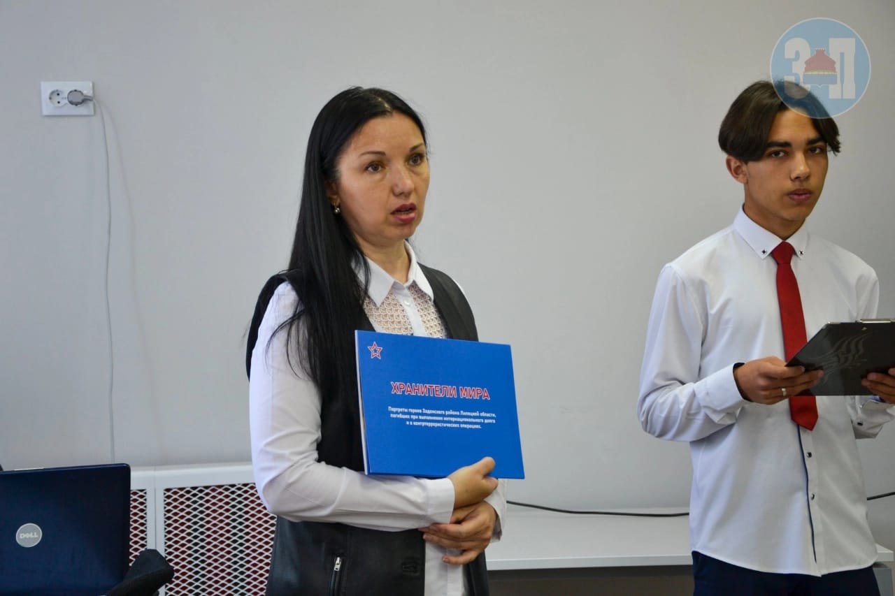 Парта героя открылась в сельской школе Задонского района при участии местного актива СЖЛО