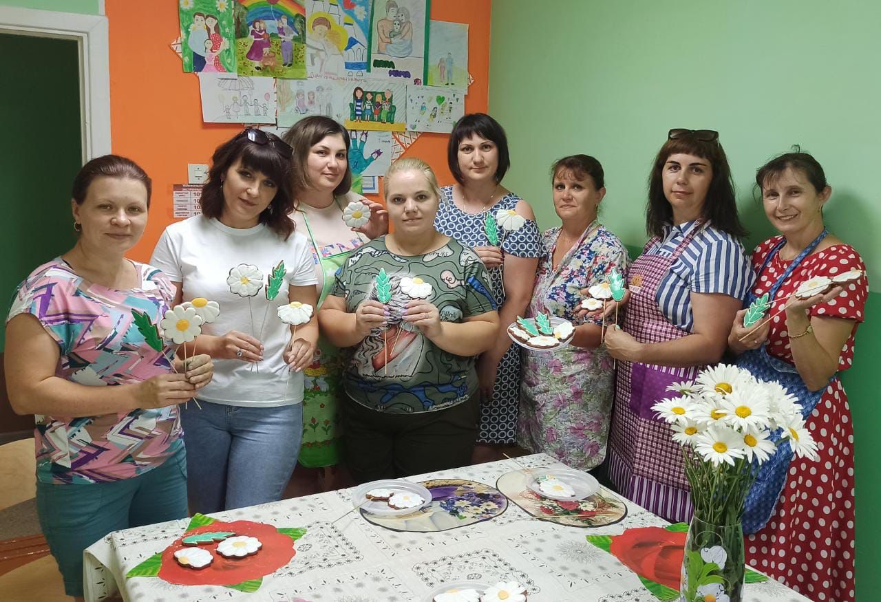 Наталья Мезенова в преддверии праздника приняла участие в мастер классе по росписи имбирного пряника