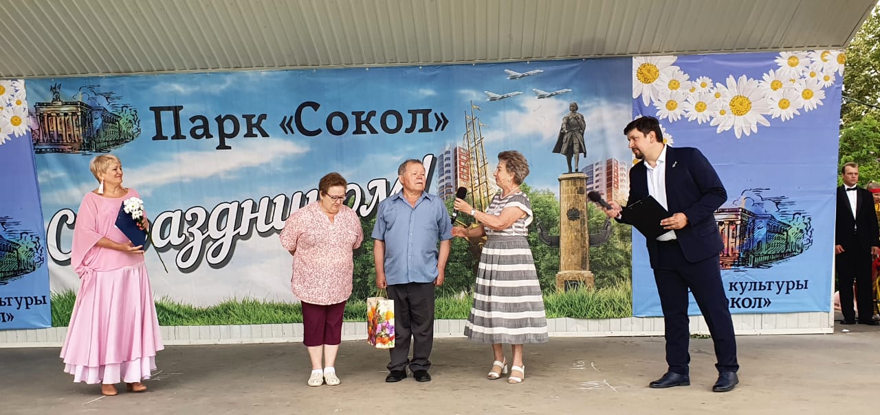 Бычкова Евдокия и Тюнина Светлана в День семьи, любви и верности поздравили лучшие семьи