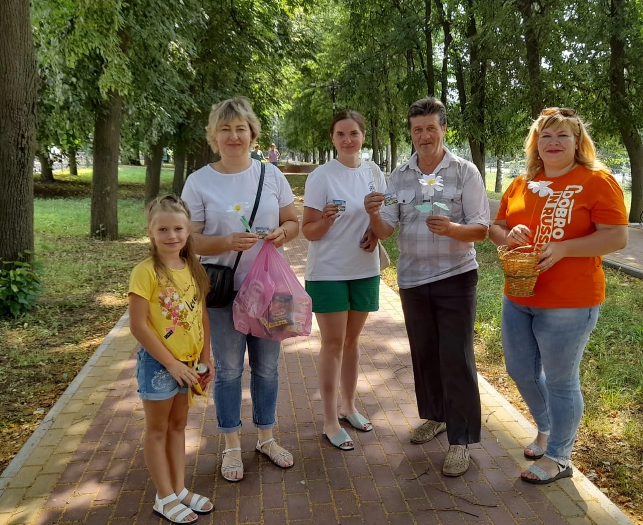 Активистки Воловского районного отделения СЖЛО организовали акцию "Ромашка на счастье"