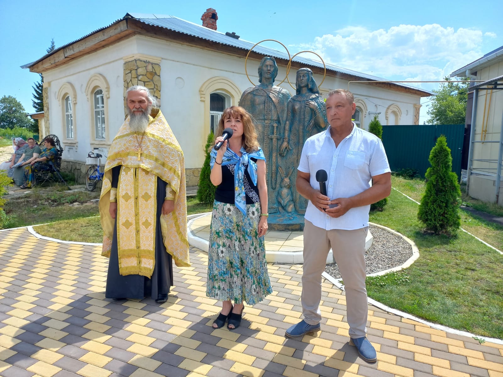 Открытие памятника Петру и Февронии Муромским состоялось сегодня в Большом Хомутце