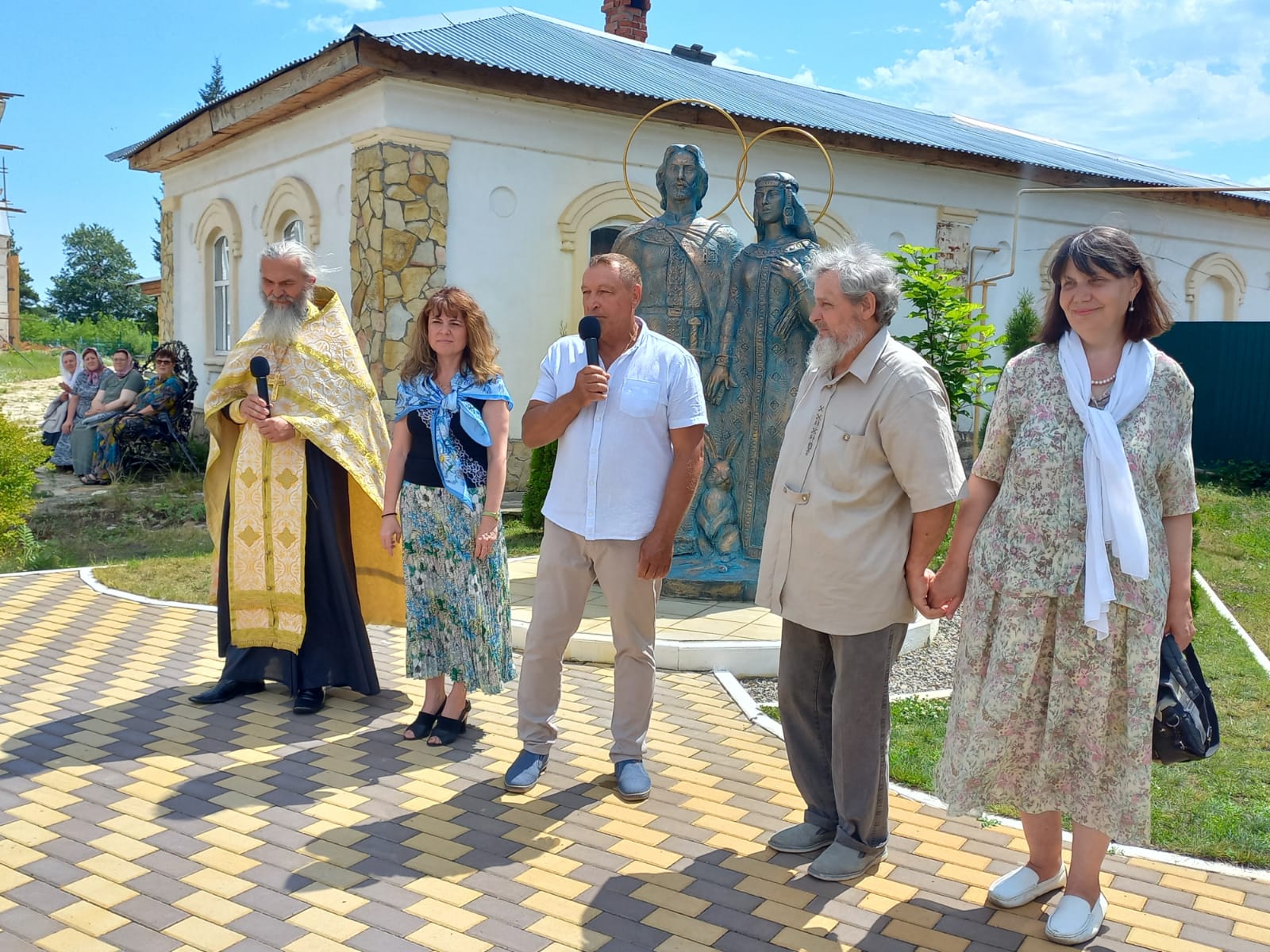 Открытие памятника Петру и Февронии Муромским состоялось сегодня в Большом Хомутце