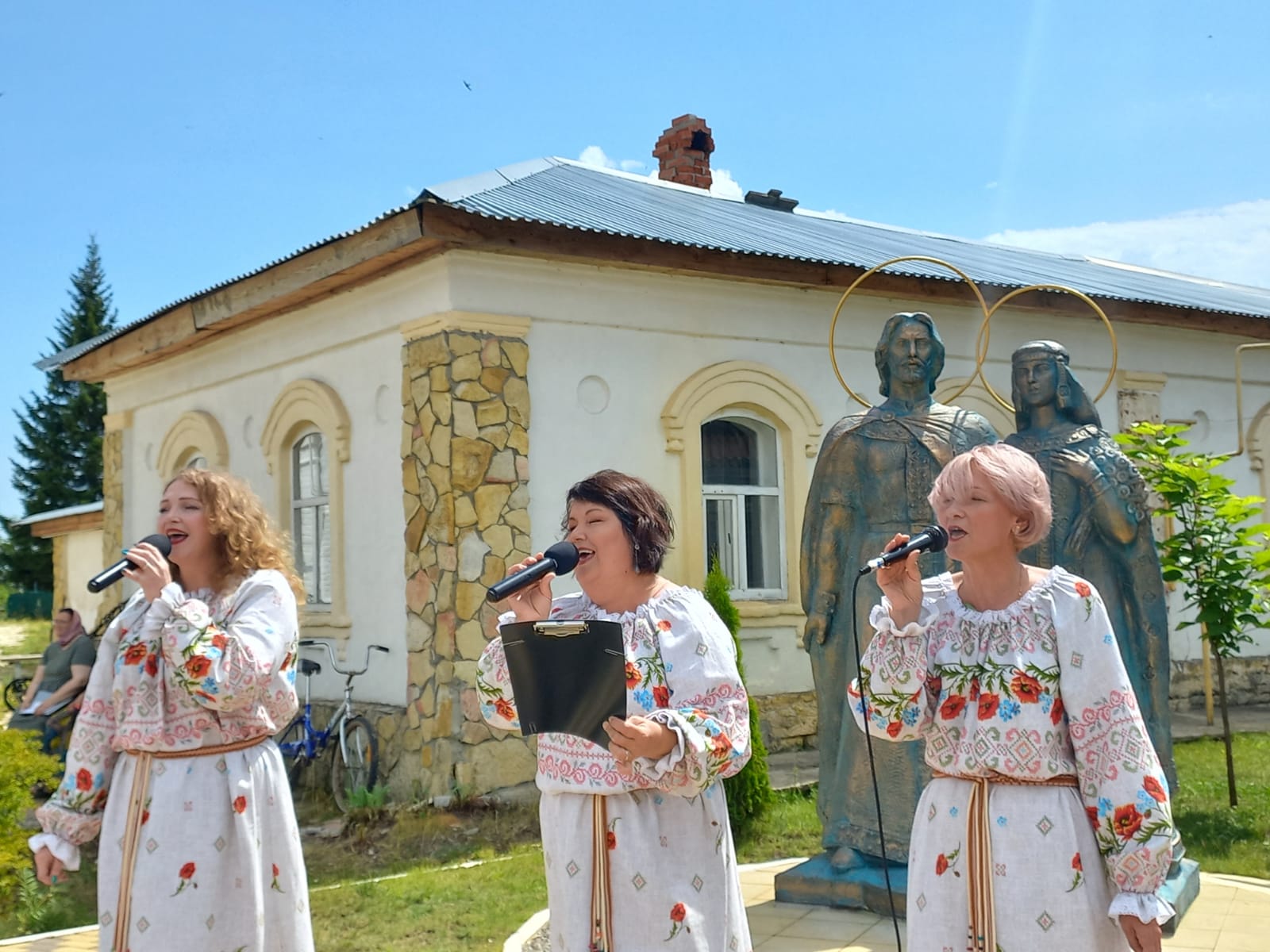 Открытие памятника Петру и Февронии Муромским состоялось сегодня в Большом Хомутце