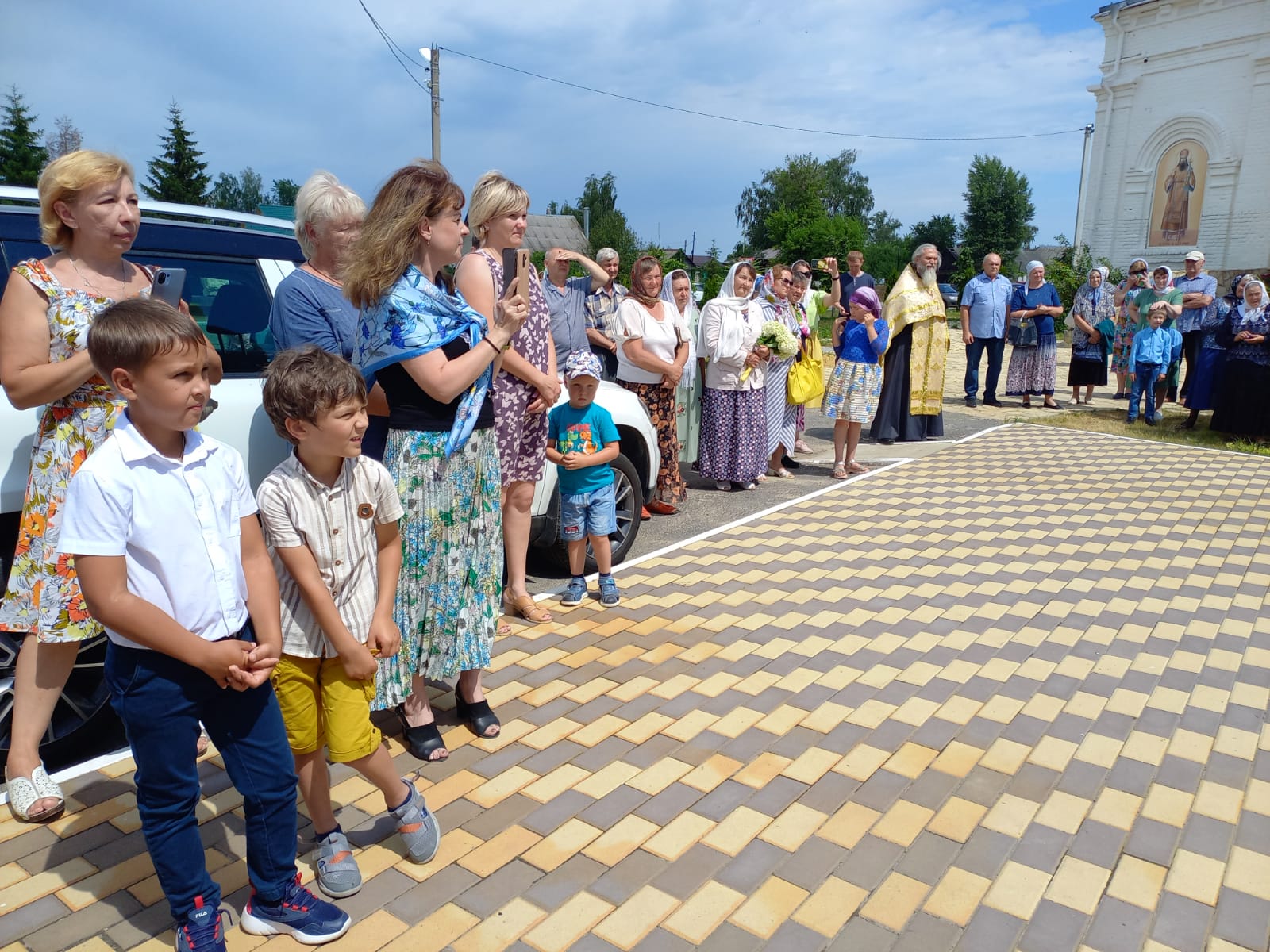 Открытие памятника Петру и Февронии Муромским состоялось сегодня в Большом Хомутце