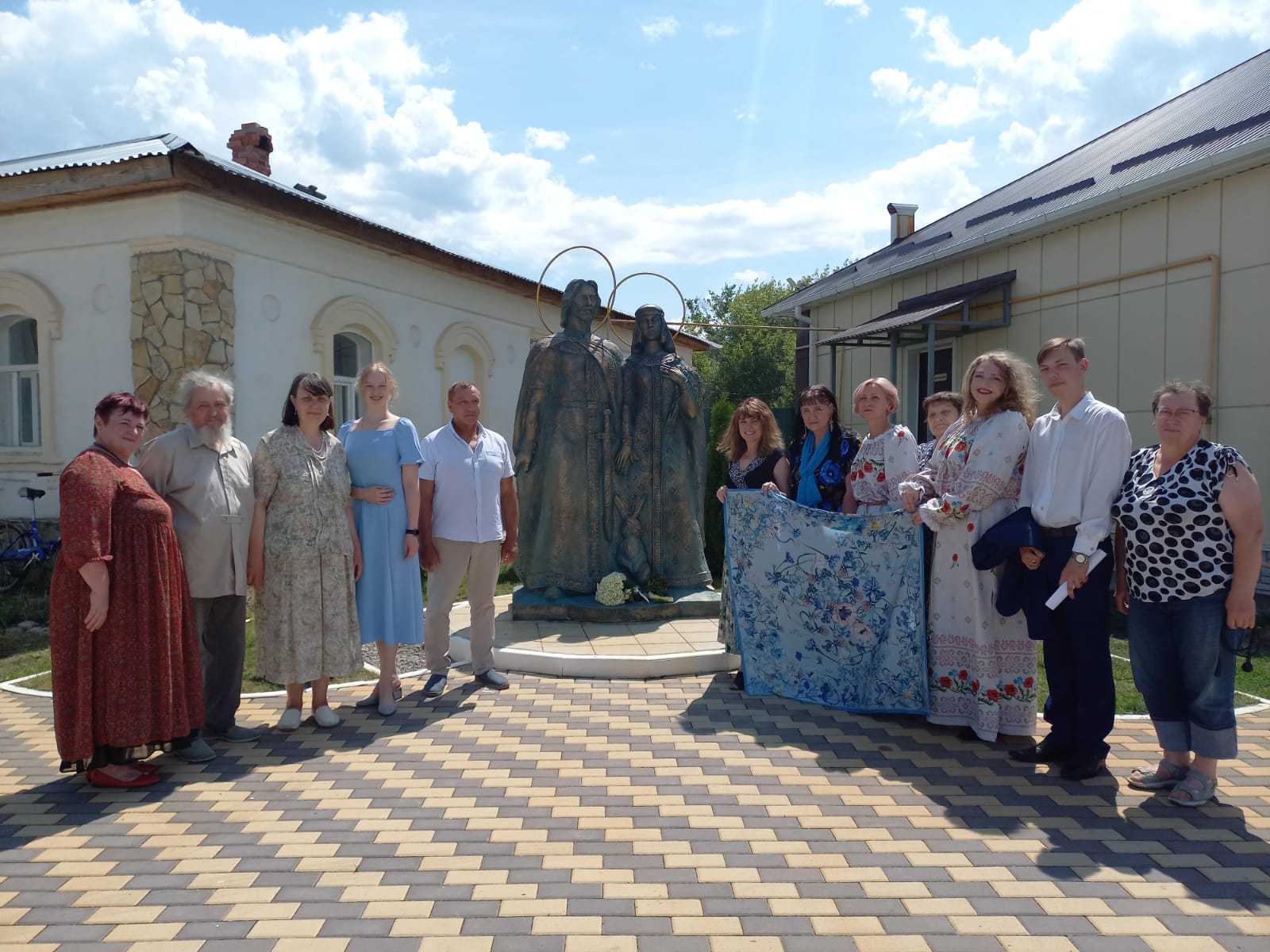 Открытие памятника Петру и Февронии Муромским состоялось сегодня в Большом Хомутце