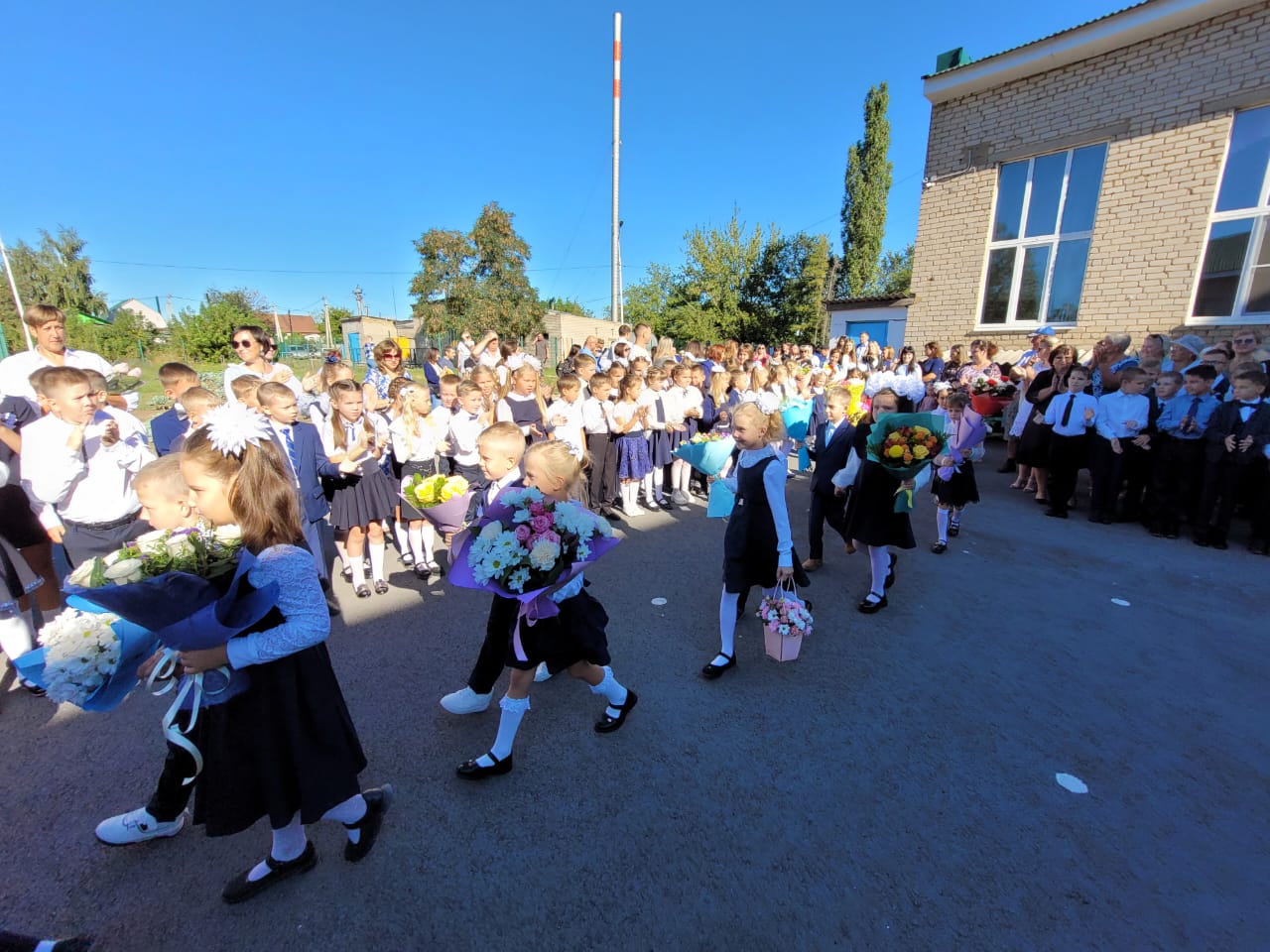 1 сентября - радостный и волнительный день для школьников, их преподавателей и родителей
