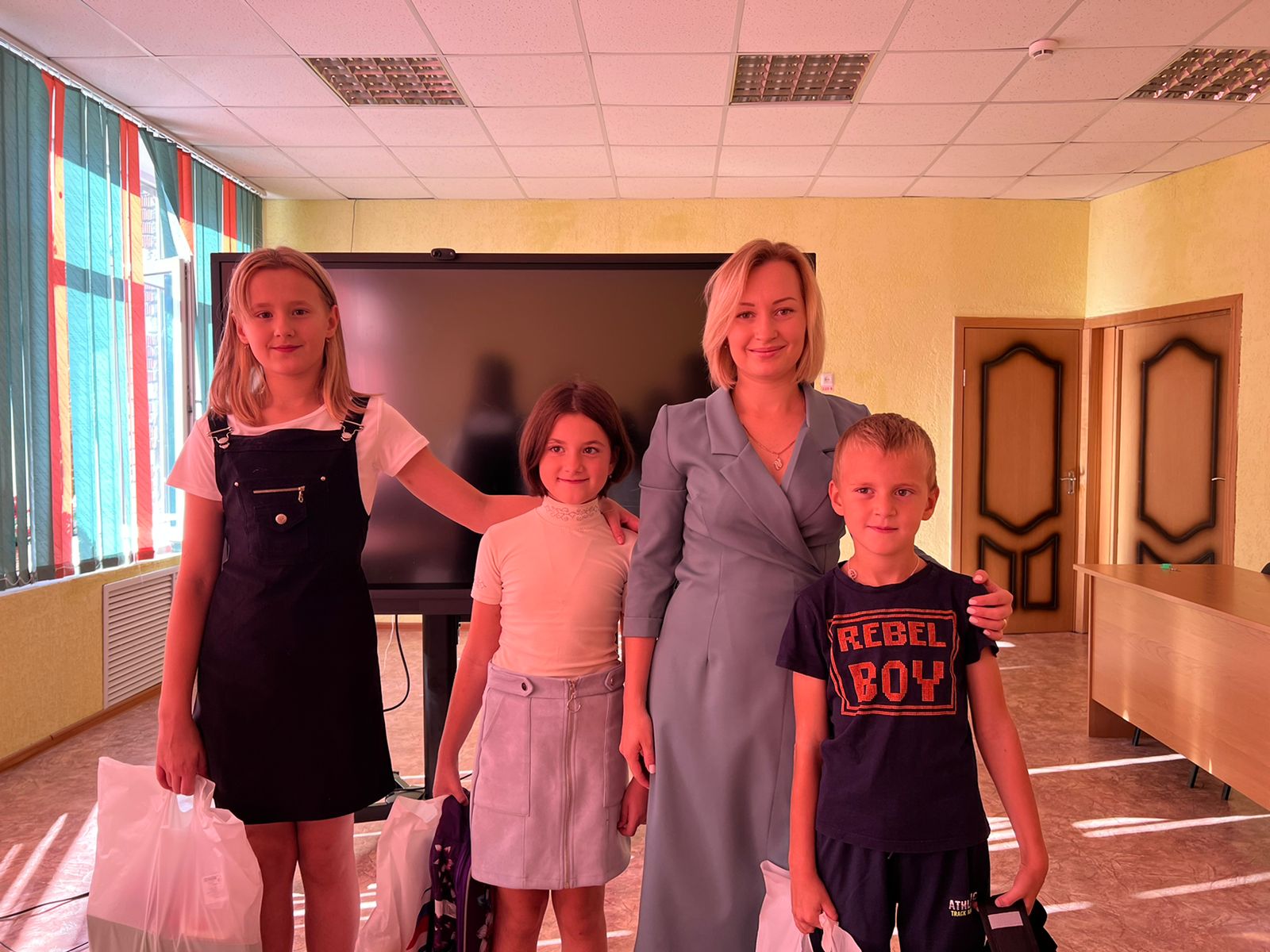 В преддверии нового учебного года член Союза Женщин Липецкой области Екатерина Пинаева передала школьникам рюкзаки и канцелярские товары