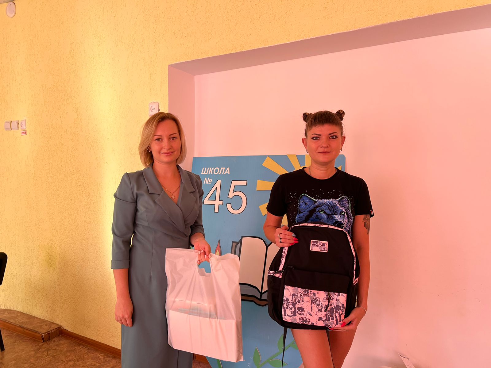 В преддверии нового учебного года член Союза Женщин Липецкой области Екатерина Пинаева передала школьникам рюкзаки и канцелярские товары