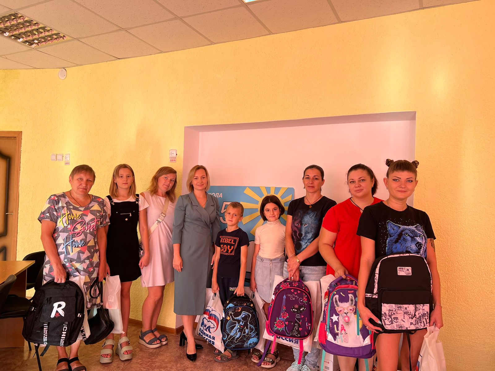 В преддверии нового учебного года член Союза Женщин Липецкой области Екатерина Пинаева передала школьникам рюкзаки и канцелярские товары