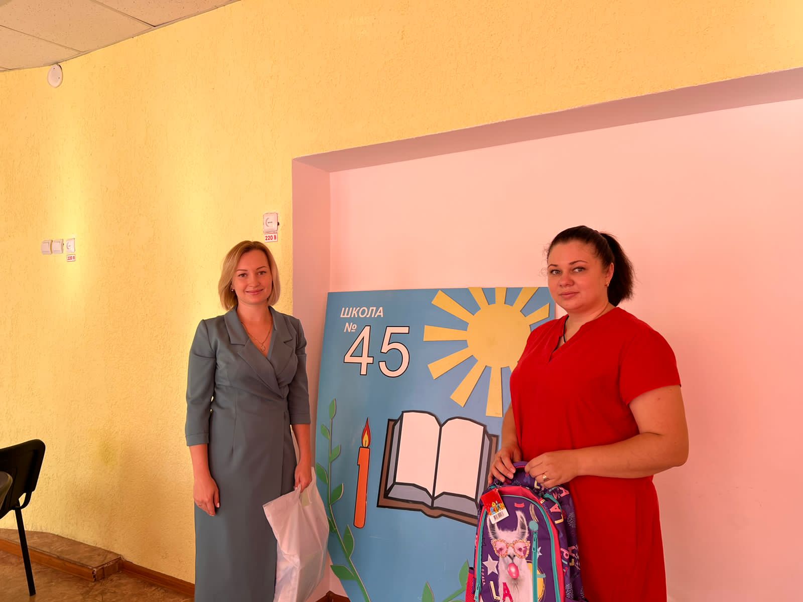 В преддверии нового учебного года член Союза Женщин Липецкой области Екатерина Пинаева передала школьникам рюкзаки и канцелярские товары