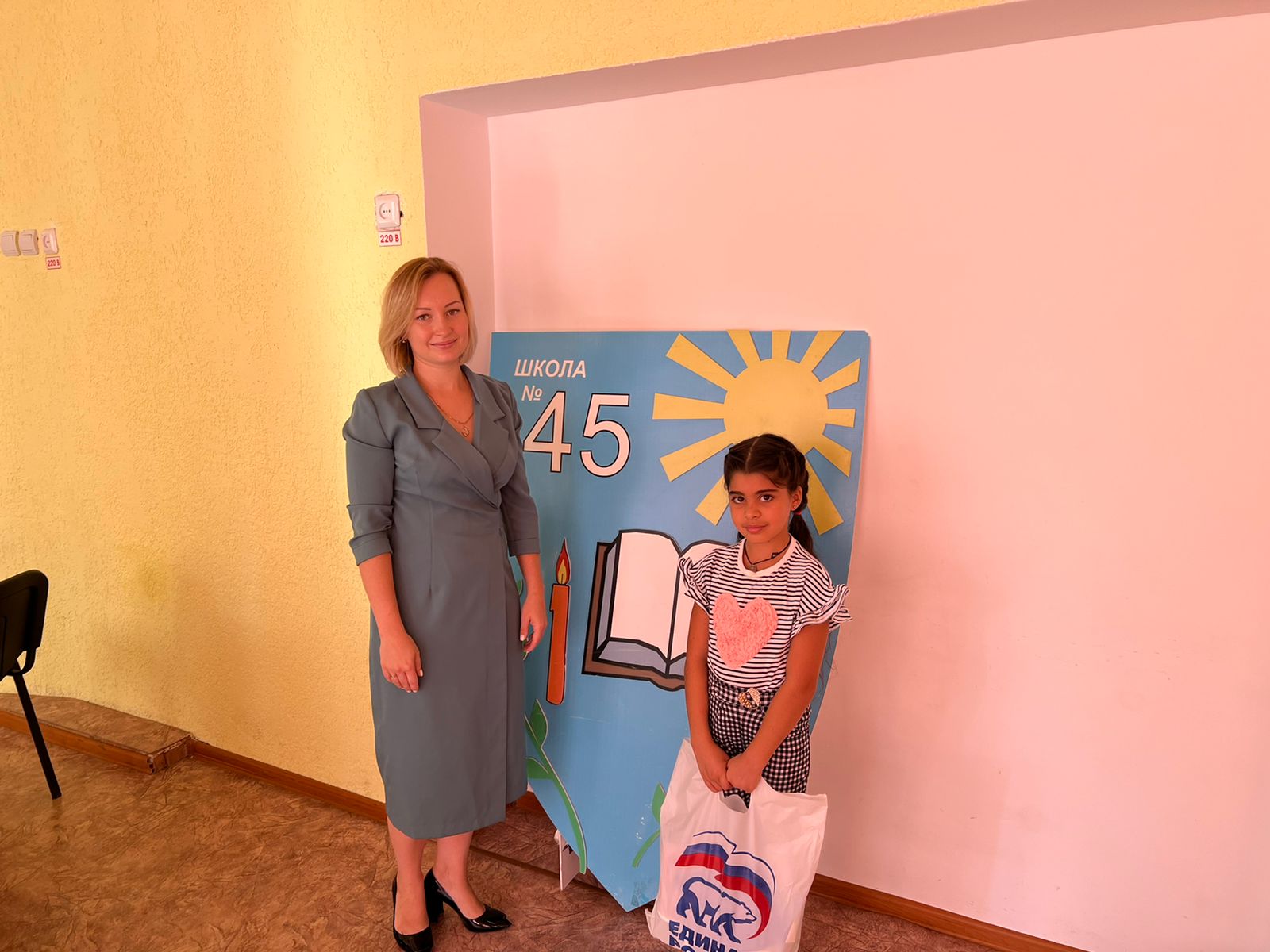 В преддверии нового учебного года член Союза Женщин Липецкой области Екатерина Пинаева передала школьникам рюкзаки и канцелярские товары