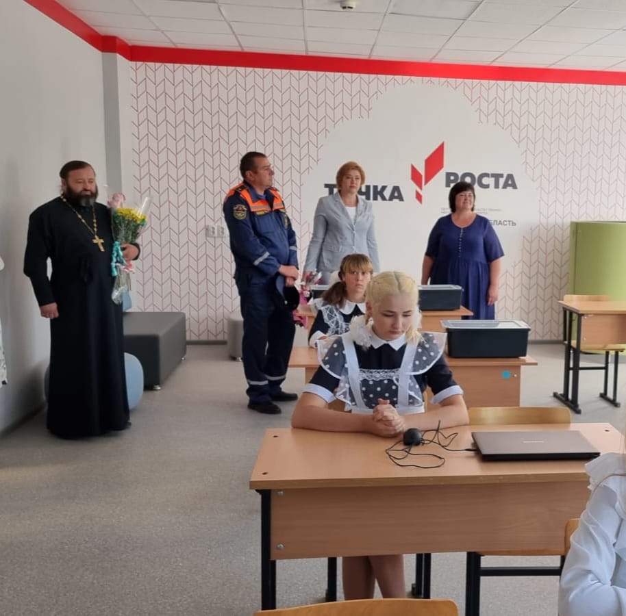 Галина Демидова поздравила с "Днем знаний" праздником учащихся и учителей Верхнематренский школы