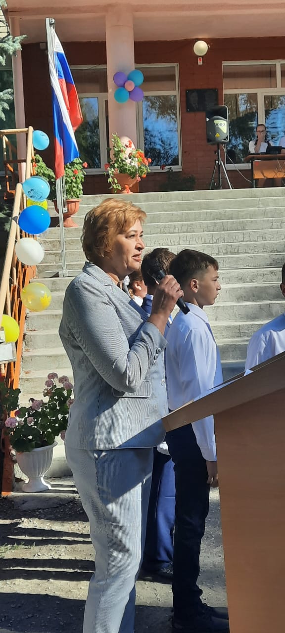 Галина Демидова поздравила с "Днем знаний" праздником учащихся и учителей Верхнематренский школы