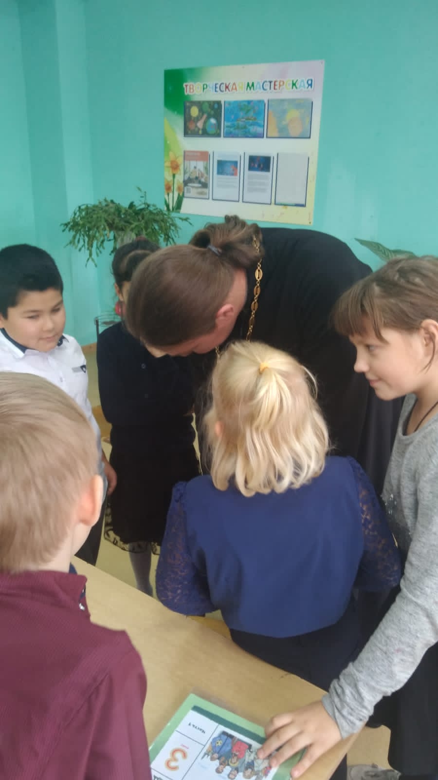 Член Тербунского отделения СЖ организовала встречу учащихся начальных классов с настоятелем храма
