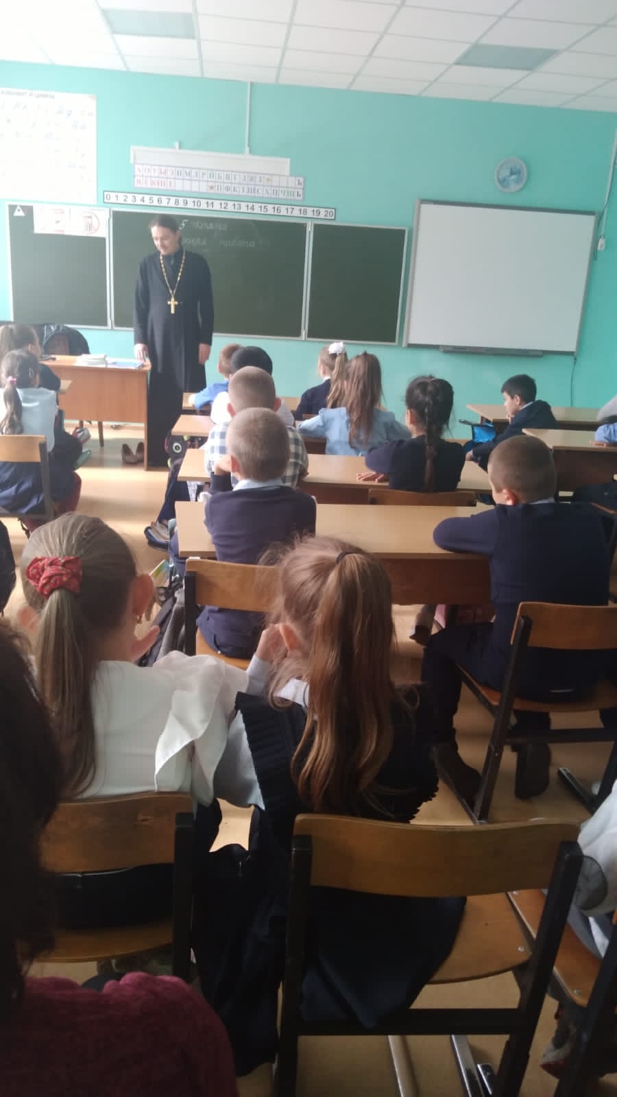 Член Тербунского отделения СЖ организовала встречу учащихся начальных классов с настоятелем храма