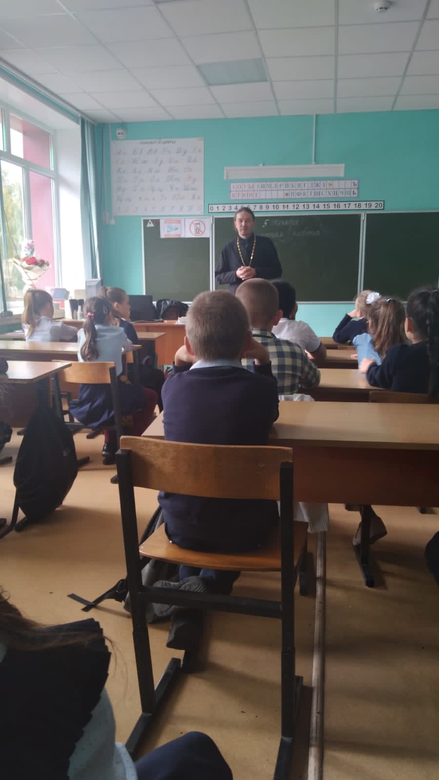 Член Тербунского отделения СЖ организовала встречу учащихся начальных классов с настоятелем храма