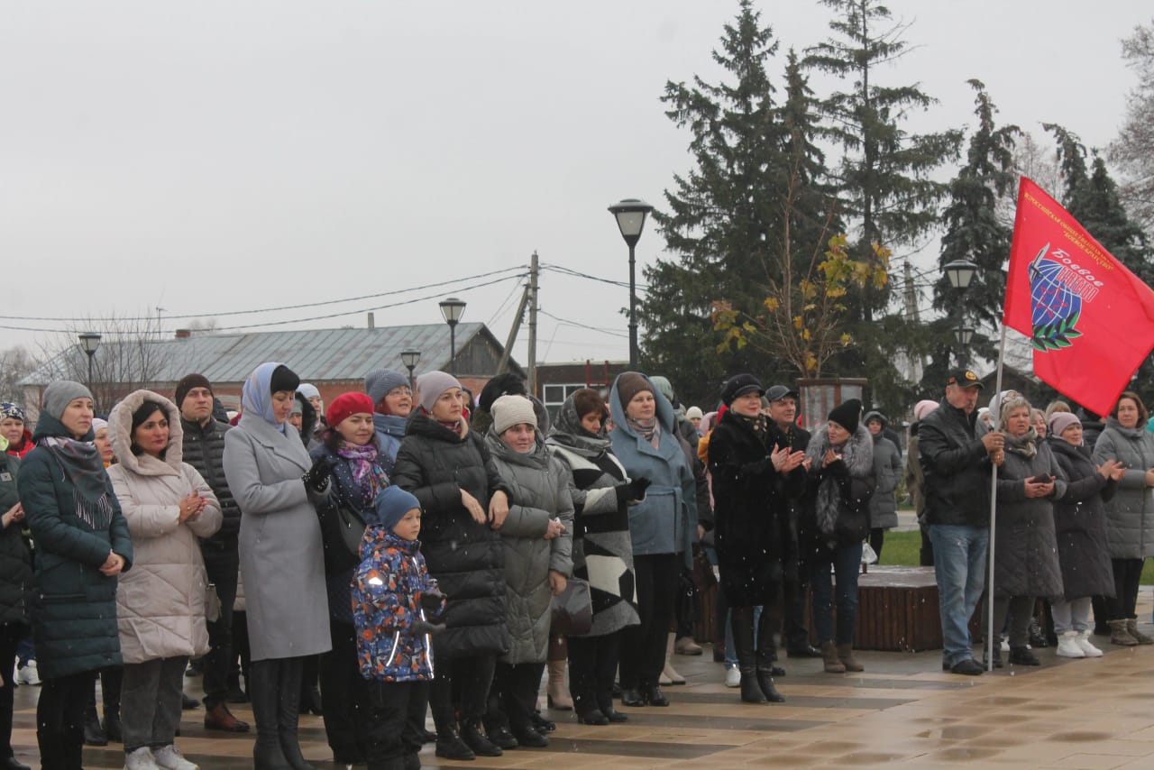 Праздничным митингом и тематической выставкой в Добром отметили День народного единства