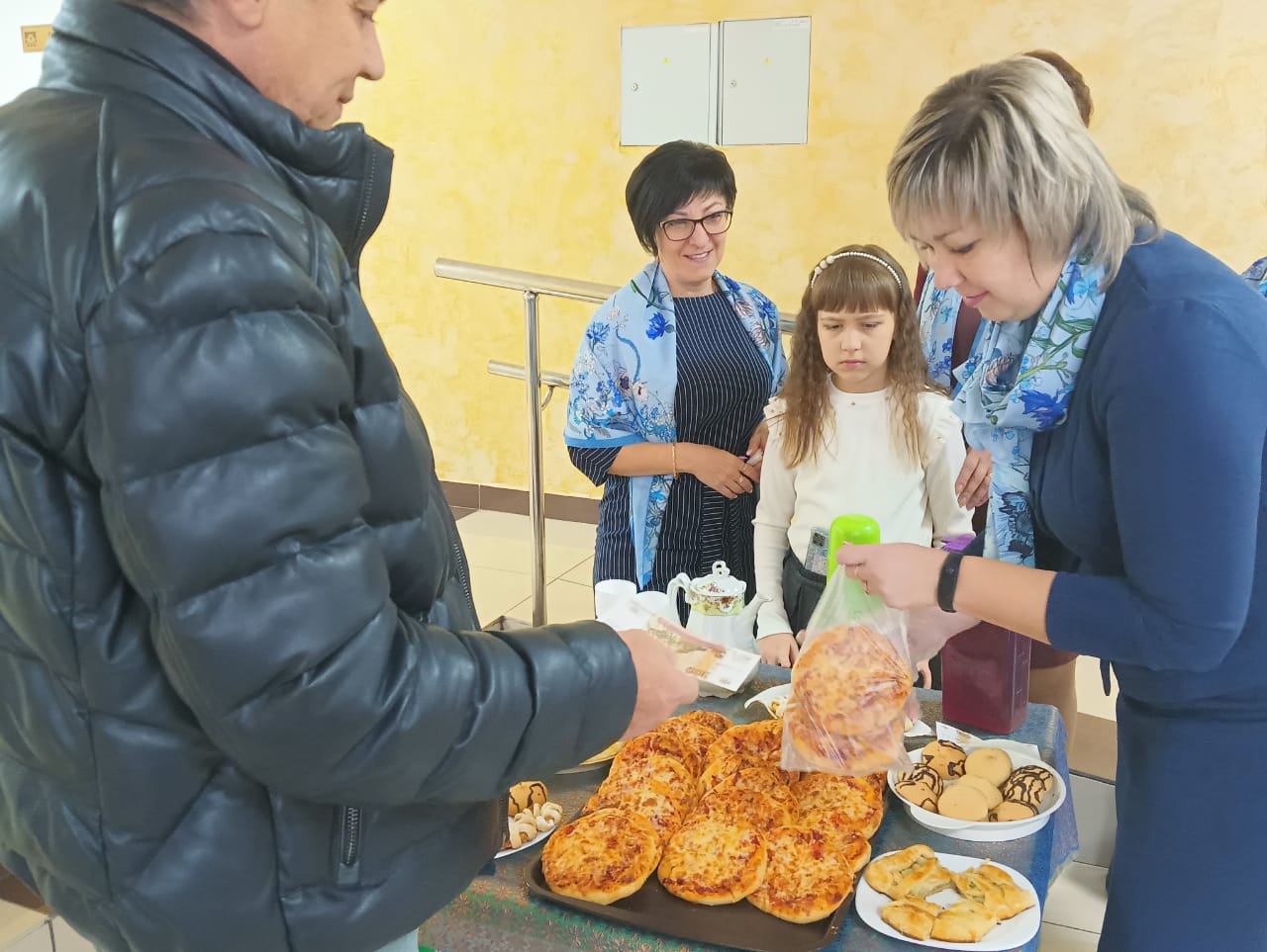 В селе Красное 3 и 6 ноября прошли благотворительные ярмарки и патриотические концерты