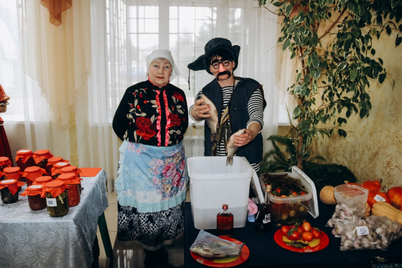 В селе Красное 3 и 6 ноября прошли благотворительные ярмарки и патриотические концерты