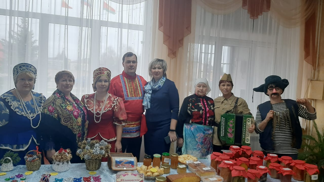 В селе Красное 3 и 6 ноября прошли благотворительные ярмарки и патриотические концерты