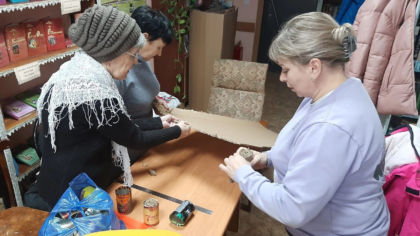 Активистки Краснинского отделения Союз женщин Липецкой области объявили о сборе консервных банок, парафина и гофрокартона