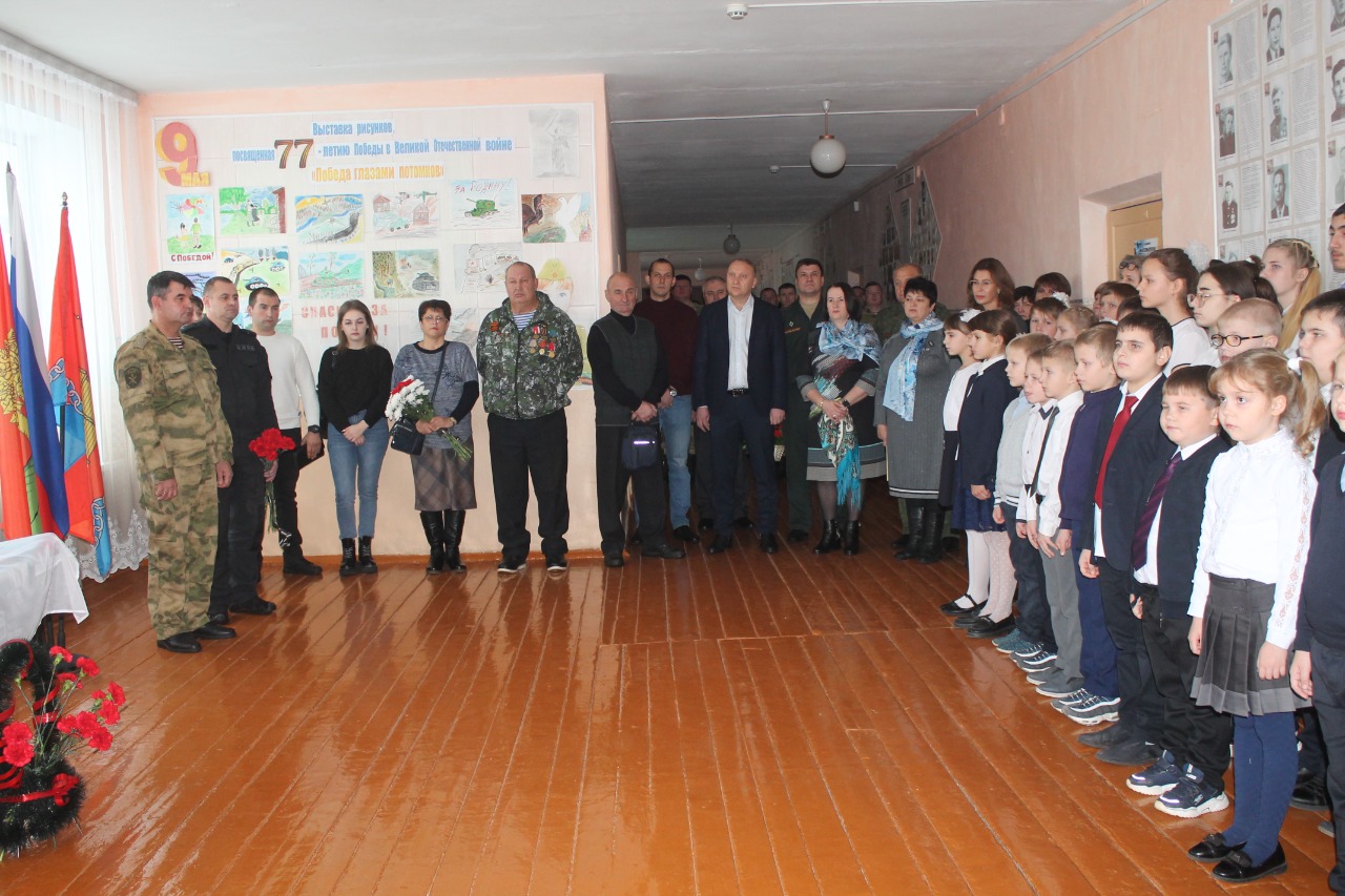 В память о герое! В Поройской школе открыли мемориальную доску и Парту Героя