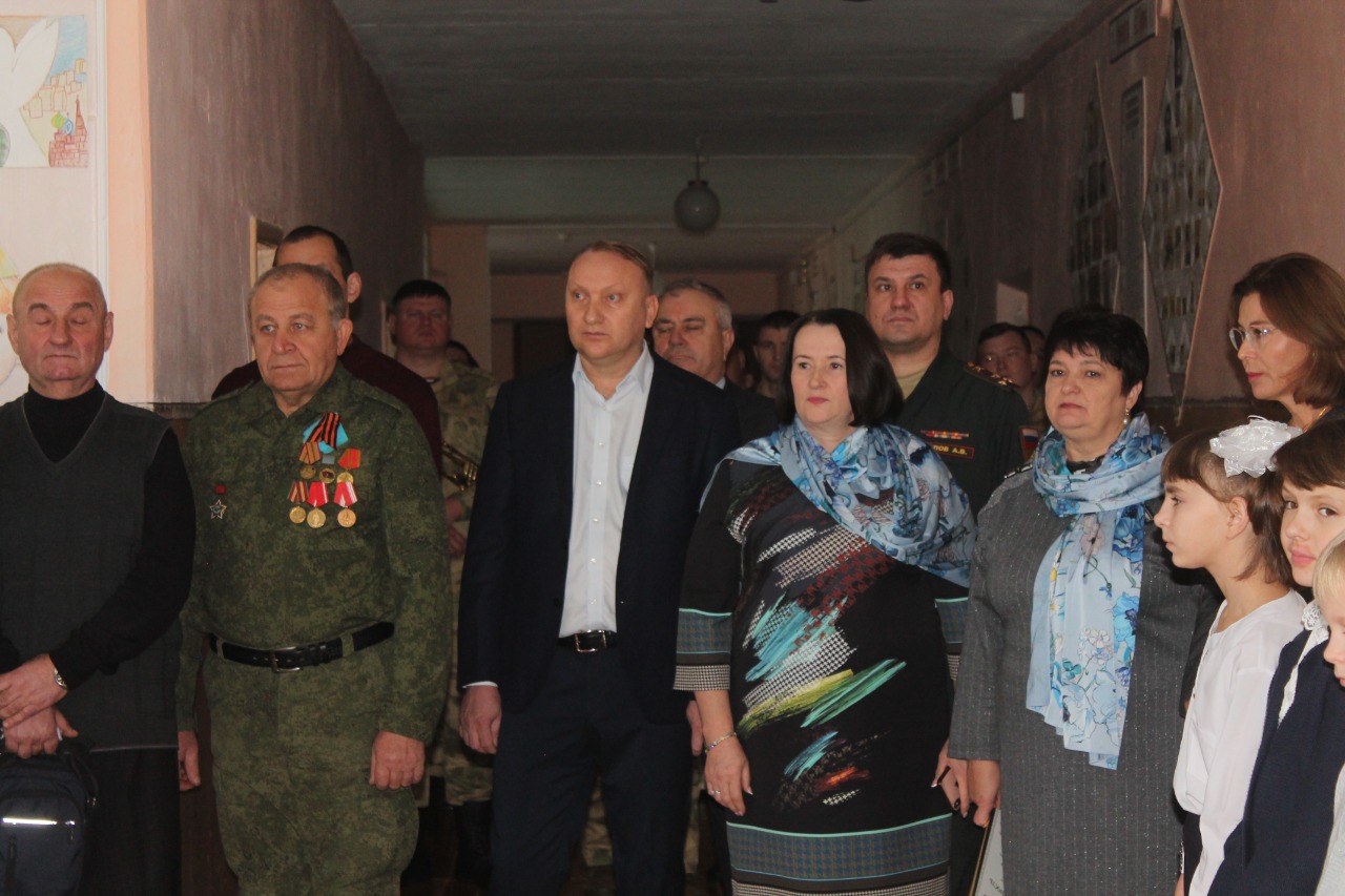 В память о герое! В Поройской школе открыли мемориальную доску и Парту Героя