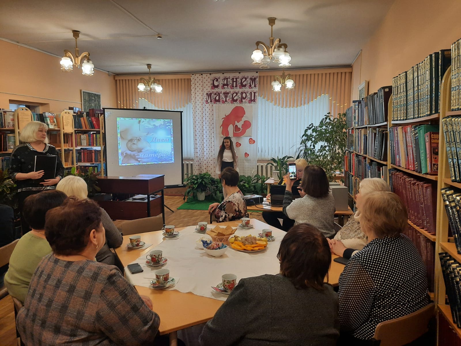 В библиотеке с. Тербуны прошел вечер-общение «Любовью материнской мир прекрасен»