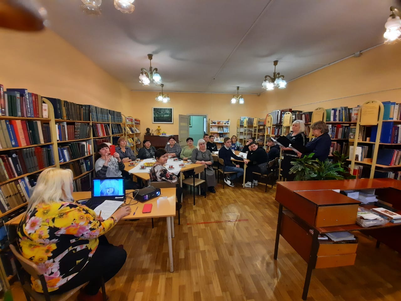 В библиотеке с. Тербуны прошел вечер-общение «Любовью материнской мир прекрасен»