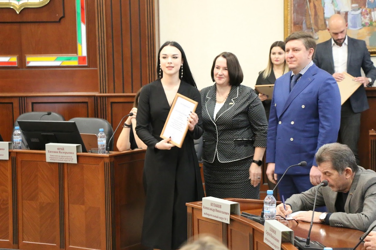 На заседании Горсовета вручили благодарственные письма депутатам-членам Союза женщин