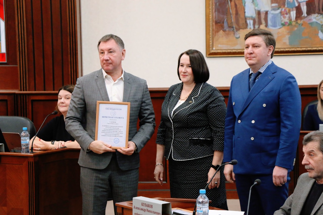 На заседании Горсовета вручили благодарственные письма депутатам-членам Союза женщин