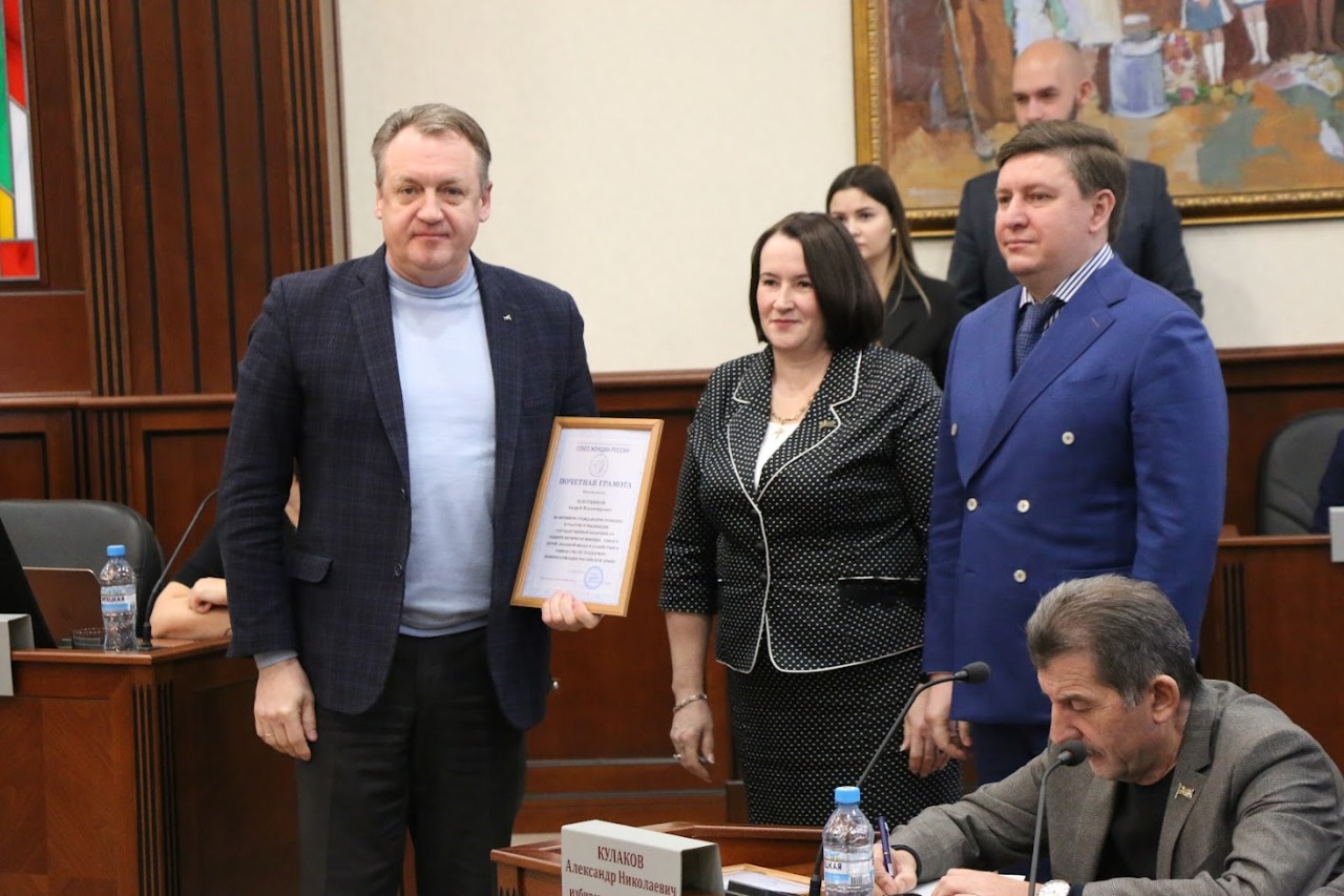 На заседании Горсовета вручили благодарственные письма депутатам-членам Союза женщин