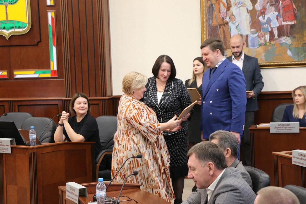На заседании Горсовета вручили благодарственные письма депутатам-членам Союза женщин
