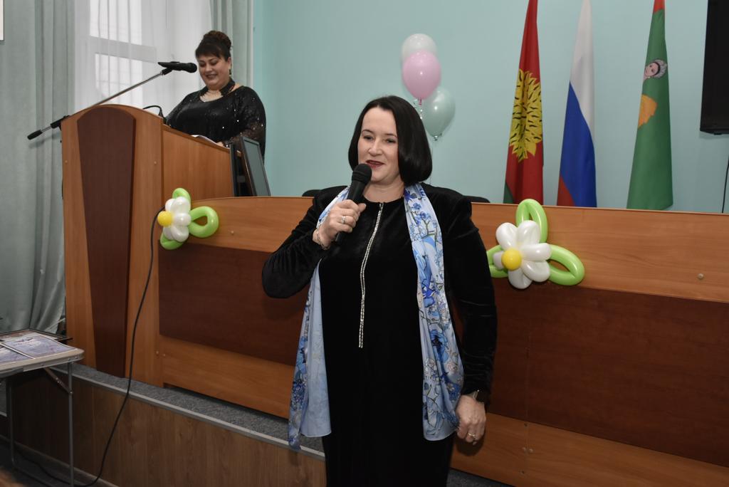 Накануне Дня матери лучших мам Добринского района пригласили в большой зал администрации района