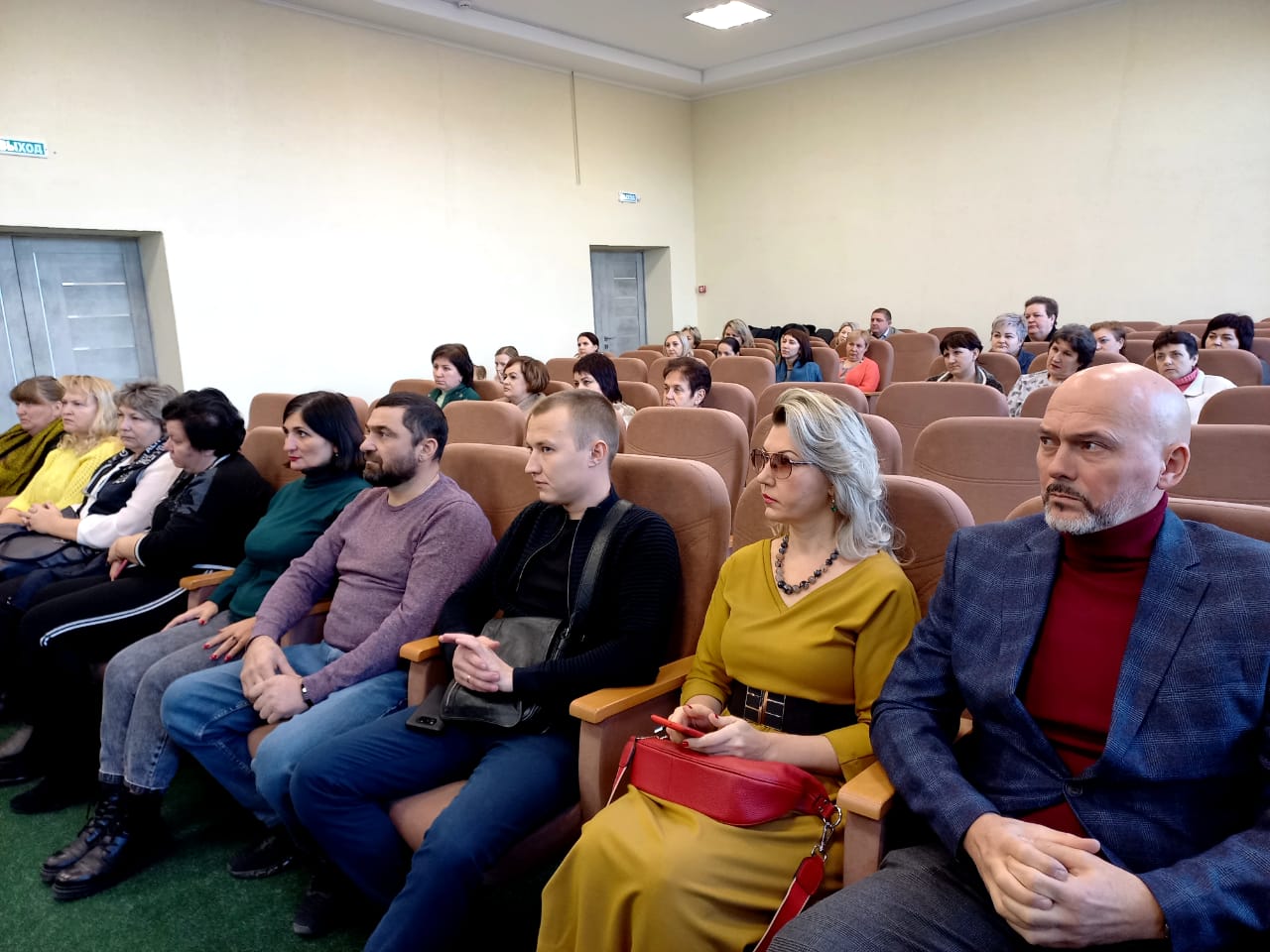 Сегодня в администрации Добровского муниципального района чествовали активистов сбора гуманитарной помощи для участников СВО