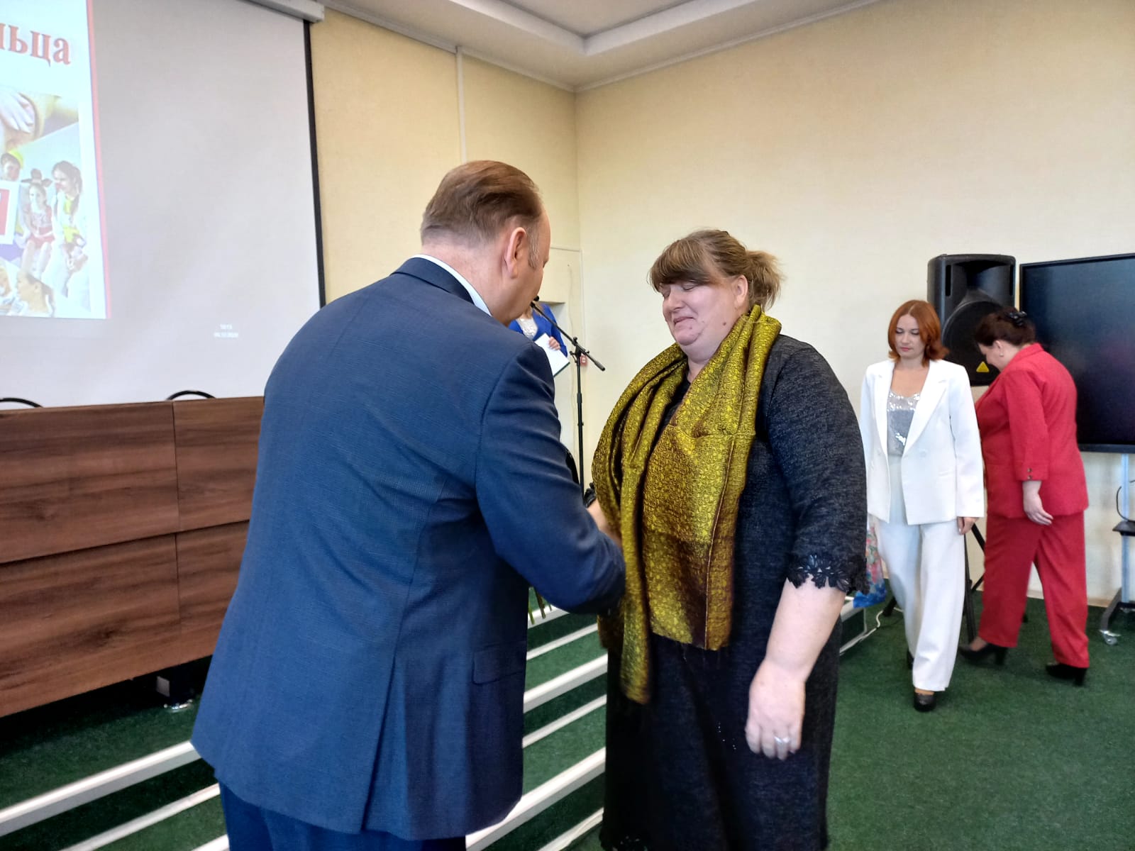 Сегодня в администрации Добровского муниципального района чествовали активистов сбора гуманитарной помощи для участников СВО